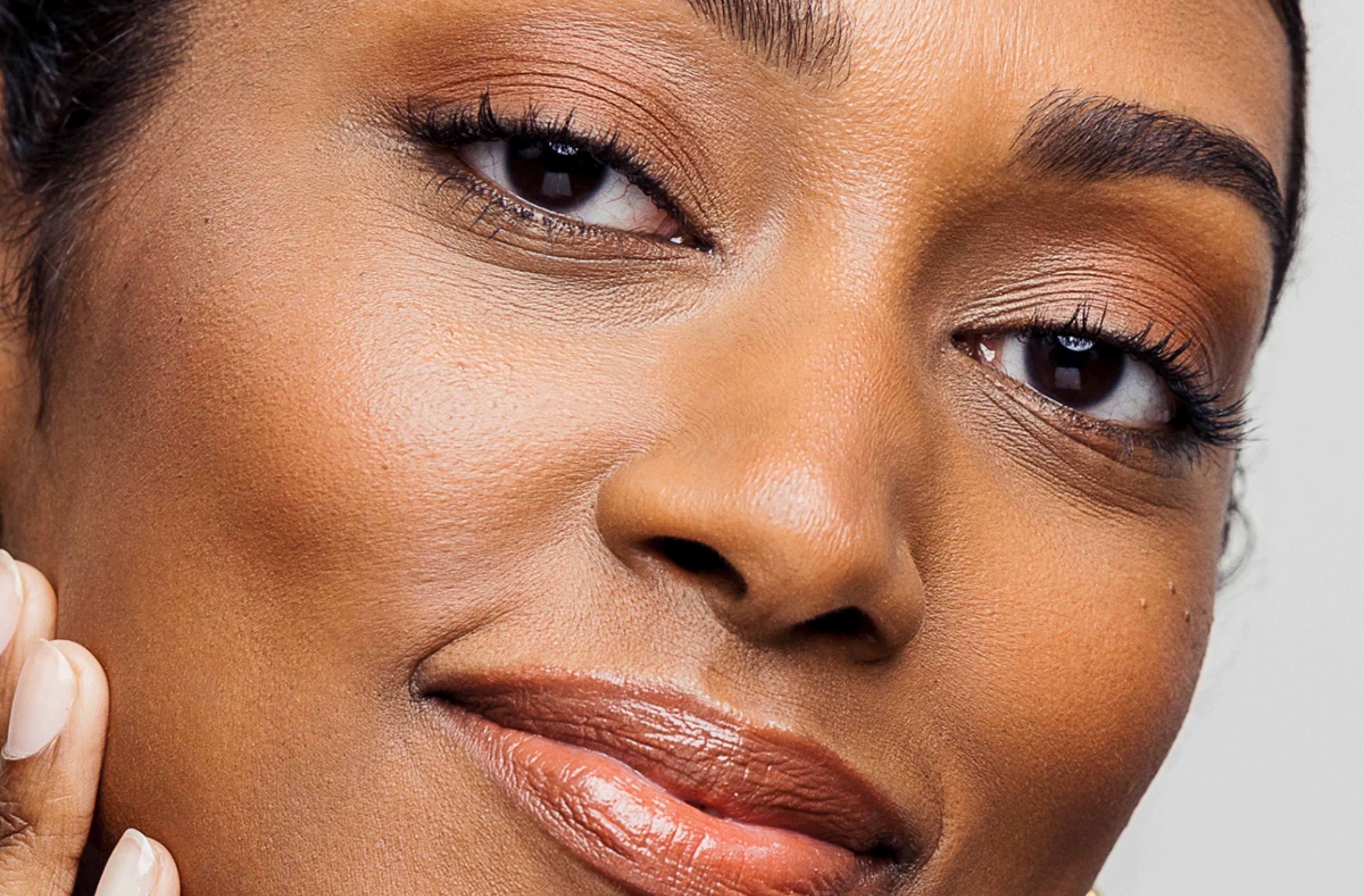 Sonic Dermaplaning: Your Secret To Smooth, Natural-Looking Holiday Makeup