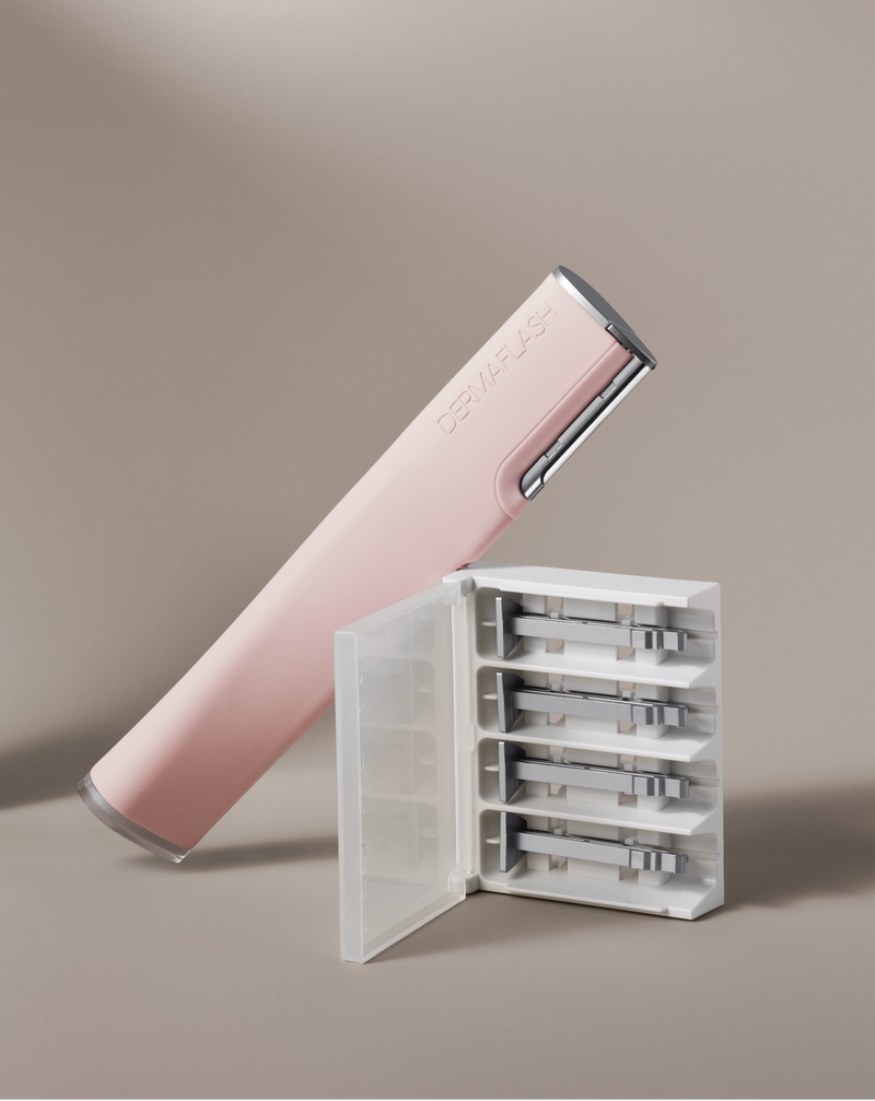 Blush | LUXE+ dermaplaning device in Blush and set of 4 Microfine Edges™ 