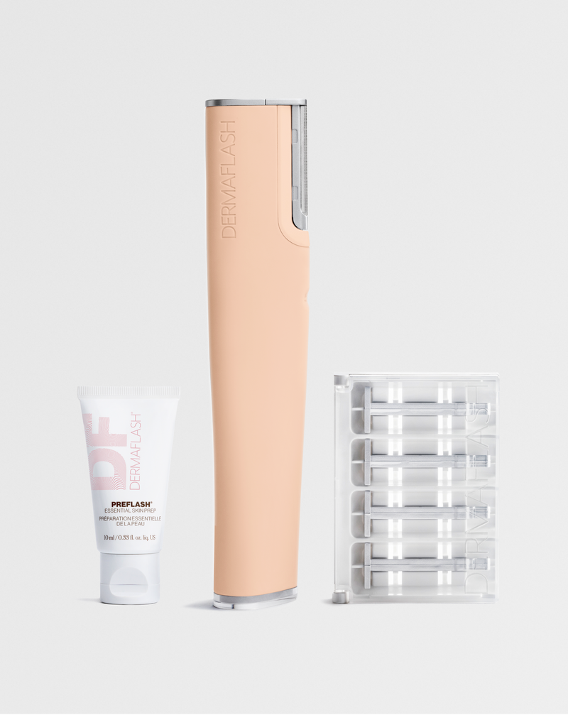 Peach Fuzz | LUXE+ dermaplaning tool in Peach Fuzz shown between Microfine Edge™ refill blades and PREFLASH ® Cleanser