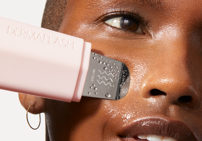 Model using pink Dermapore+ blackhead removal tool on their face